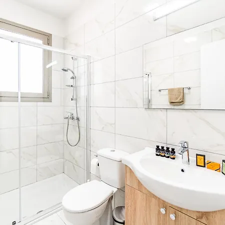 Apartmán Adolina Two Bedroom 301 By Ezoria Paphos