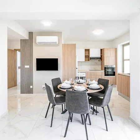 Adolina Two Bedroom 301 By Ezoria Lägenhet