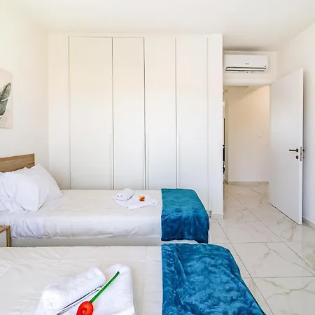Adolina Two Bedroom 301 By Ezoria Lägenhet